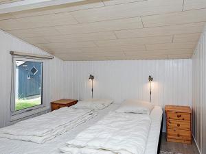 En eller flere senge i et værelse på Holiday home Thisted XXIII