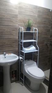 La salle de bains est pourvue de toilettes et d'un lavabo. dans l'établissement HOSPEDAJE SAN GABRIEL, à Chiclayo
