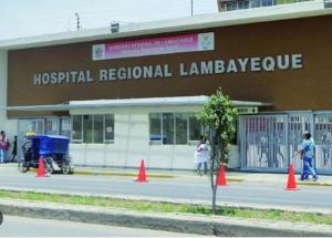 un hospital con conos naranjas frente a un edificio en HOSPEDAJE SAN GABRIEL, en Chiclayo