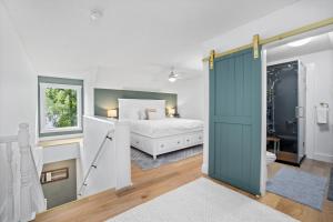1 dormitorio con 1 cama y puerta que conduce a un baño en Medicine Lake Manor, en Minneapolis