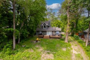 una vista aérea de una casa en el bosque en Medicine Lake Manor en Minneapolis