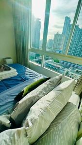 Postel nebo postele na pokoji v ubytování High-Class 2BED Condo Just 1-Step from BTS ONNUT
