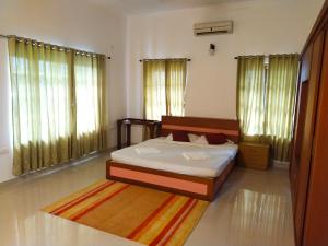 um quarto com uma cama e um tapete em AZZA Heritage Home em Cochin