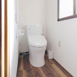 a white toilet in a bathroom with a wooden floor at 松本はなれ in Matsumoto