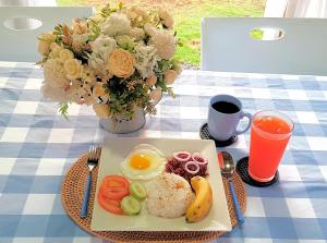 une assiette de denrées alimentaires contenant des œufs et des légumes sur une table dans l'établissement Hidden Haven Coron, à Coron