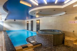 una piscina con vasca idromassaggio in un edificio di Nida Home by Z-EDA a Nida