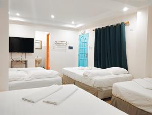 Tempat tidur dalam kamar di Island Inn