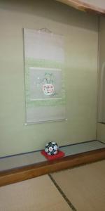 eine Wand mit einem Bild einer Schüssel auf einem Regal in der Unterkunft Yamanouchi sekisan chi in Yokokura