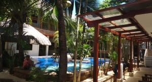 Bazén v ubytování birdwatchers beachfront hotel panglao nebo v jeho okolí