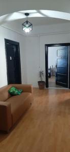 salon z brązową kanapą i drewnianą podłogą w obiekcie Mieszkanie 120m Gdynia Centrum ul Swietojanska w mieście Gdynia