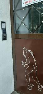 a door with a drawing of a lizard on it at Mieszkanie 120m Gdynia Centrum ul Swietojanska in Gdynia