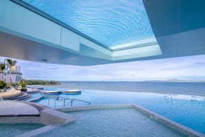 uma piscina com vista para o oceano em Royal Cliff Beach Hotel Pattaya em South Pattaya