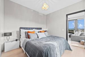 Postel nebo postele na pokoji v ubytování Exclusive apartment Barcode, terrace, Oslofjord view