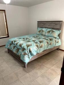 a bed in a bedroom with at Townhouse, two car garage, fireplace back yard in Las Cruces