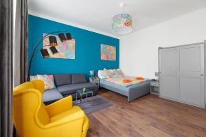 Svetainės erdvė apgyvendinimo įstaigoje NEW ShalalaLiving Vienna Spacious Home for Family & Friends