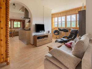 ein Wohnzimmer mit einem Sofa und einem TV in der Unterkunft Holiday apartment in Mariapfarr near ski area in Mariapfarr