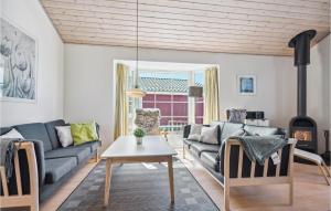 un soggiorno con divano e camino di 4 Bedroom Stunning Home In Grsten a Gråsten