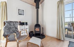 un soggiorno con stufa a legna in camera di 4 Bedroom Stunning Home In Grsten a Gråsten