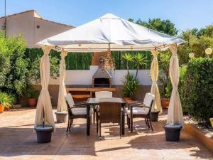 Zdjęcie z galerii obiektu Chalet méditerranéen avec piscine, jardin et Wi-Fi près de la plage à Santa Margalida - ES-266-3 w mieście Santa Margalida +20 zdjęć