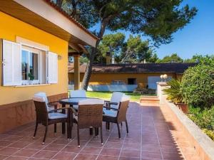Zdjęcie z galerii obiektu Chalet méditerranéen avec piscine, jardin et Wi-Fi près de la plage à Santa Margalida - ES-266-3 w mieście Santa Margalida