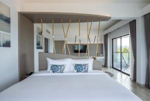 Postel nebo postele na pokoji v ubytování Centara Life Cha-Am Beach Resort Hua Hin