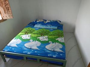 un lit avec une peinture de cygnes sur lui dans l'établissement Hexa Jongkangan, à Bugisan
