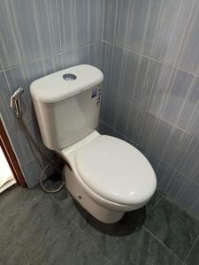 La salle de bains est pourvue de toilettes blanches. dans l'établissement Hexa Jongkangan, à Bugisan