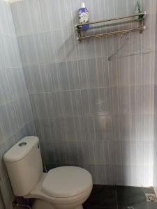 La salle de bains est pourvue de toilettes blanches. dans l'établissement Hexa Jongkangan, à Bugisan