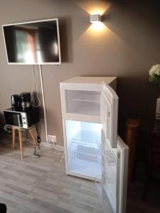- un réfrigérateur blanc avec une porte ouverte dans la chambre dans l'établissement Ellivuori, Ellin Pooli 5, à Sastamala