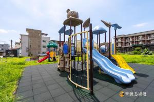 um parque infantil com escorrega num parque em 聚一夏民宿 em Jiali
