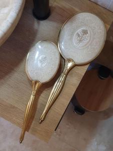 two spoons sitting on top of a wooden table at Chalet Betleem in Măgura