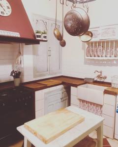 eine Küche mit einem Tisch und einem Waschbecken in der Unterkunft Casa Rural con encanto Señorio Manchego ALBACETE in Yeste