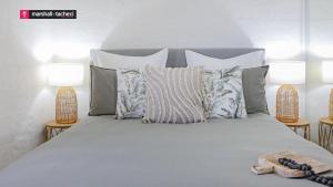 Postel nebo postele na pokoji v ubytování What A View Unit4 120 Lamont St Bermagui Holiday Unit