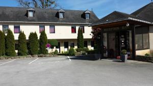 un estacionamiento frente a un hotel en Hôtel La Tour des Anglais, en Mayenne