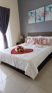 FRA Dreams @ Swiss Garden Resort Residences في كُوانتان: غرفة نوم بسرير كبير عليها كلمة حب