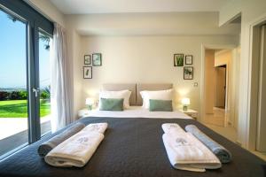 A bed or beds in a room at Mythic Olive villa - Heated Pool - Amazing view Még 37 kép