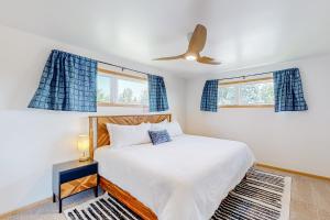een slaapkamer met een bed en een plafondventilator bij Downriver House in Spokane