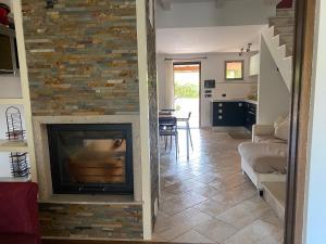 a fireplace in a living room with a brick wall at La casa degli Ibiscus in Porto Ottiolu