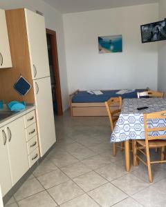 Кухня или мини-кухня в Villa Angela case vacanza
