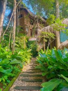 a path leading to a house in the jungle at Pu Luong Jungle Lodge in Pu Luong