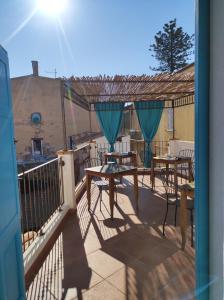 d'une terrasse avec des tables et des chaises sur un balcon. dans l'établissement Centu Concas, à Muravera