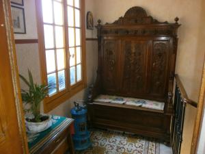 Cette chambre dispose d'une grande armoire en bois avec un banc. dans l'établissement Villa Mon Rêve Apartements, à Nice