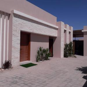 una casa con una puerta grande y un patio en Blue Revan chalet, en Salalah