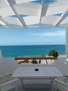 - une vue sur l'océan depuis la terrasse dotée d'une table dans l'établissement Maistrali, à Provatas
