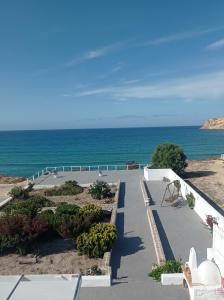 - un balcon offrant une vue sur l'océan dans l'établissement Maistrali, à Provatas