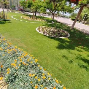 Taman di luar 50% Off. 2BR , 2BR Ground floor with pool view, private beach access, security 24/7 شاليه ٢ غرفه ، ٢ حمام ف الدور الارضي قدام جنينه و حمام السباحه مباشره ، شاطيء خاص بالقرية و أمن ٢٤ ساعه و مسجد خاص