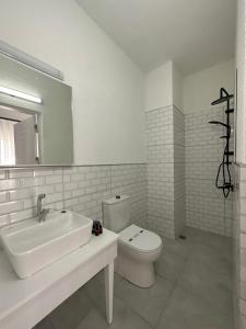 bagno con lavandino, servizi igienici e specchio di DERİN BUTİK HOTEL a Tekirdağ