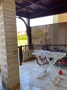 Balkoni atau teres di 50% Off. 2BR , 2BR Ground floor with pool view, private beach access, security 24/7 شاليه ٢ غرفه ، ٢ حمام ف الدور الارضي قدام جنينه و حمام السباحه مباشره ، شاطيء خاص بالقرية و أمن ٢٤ ساعه و مسجد خاص