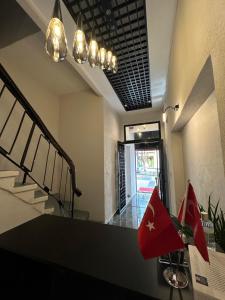 una stanza con scala e tavolo con sedie rosse di DERİN BUTİK HOTEL a Tekirdağ