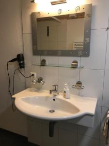 un bagno con lavandino e specchio di bundb-wyssen-matten a Matten